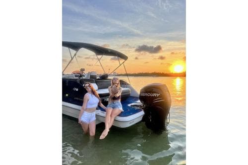 PARTY or Relax on the XR7 (premium sound!) – Sunny Isles Beach