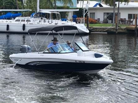 Rent this NEW 2019 Rinker QX18 OB Bowrider for 8 People in Fort Lauderdale, FL – Fort Lauderdale