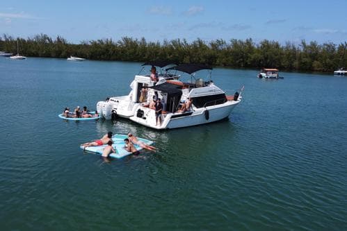 32’ Flybridge Yacht in Miami – No Bridge Wait – Perfect for Small Groups – Miami Beach