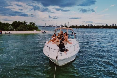 Enjoy this beautiful luxurious 34' Yacht with captain included – Miami Beach