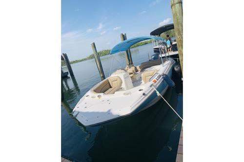 21' Deck Boat – Hollywood