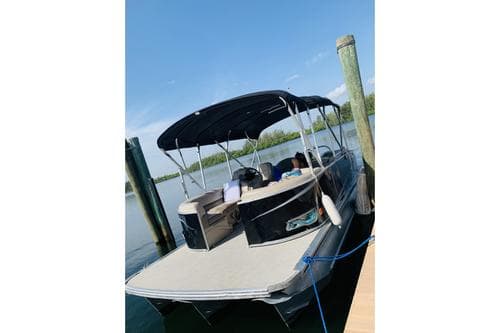 Beautiful 25' Pontoon – Hollywood