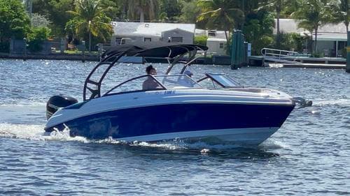 Rinker Q5 25' 11 ppl. 350HP – Fort Lauderdale