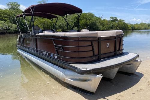Beautiful Pontoon Ultimate Party Layout – Fort Lauderdale