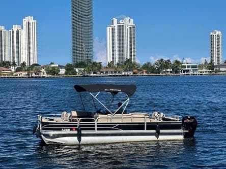 Good times on the water - 22 foot Pontoon Sun Tracker – Hollywood