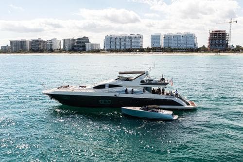 100 Ft Yacht.. Fully upgraded and with water toy included – Aventura