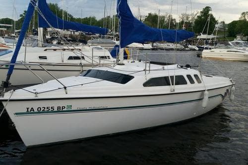 The Hunter 23.5 is a trailer-able weekend cruiser that is safe, fast and comfy – Miami