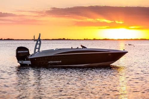 Comfortably cruise the Miami waters on our adventure boat! – Miami