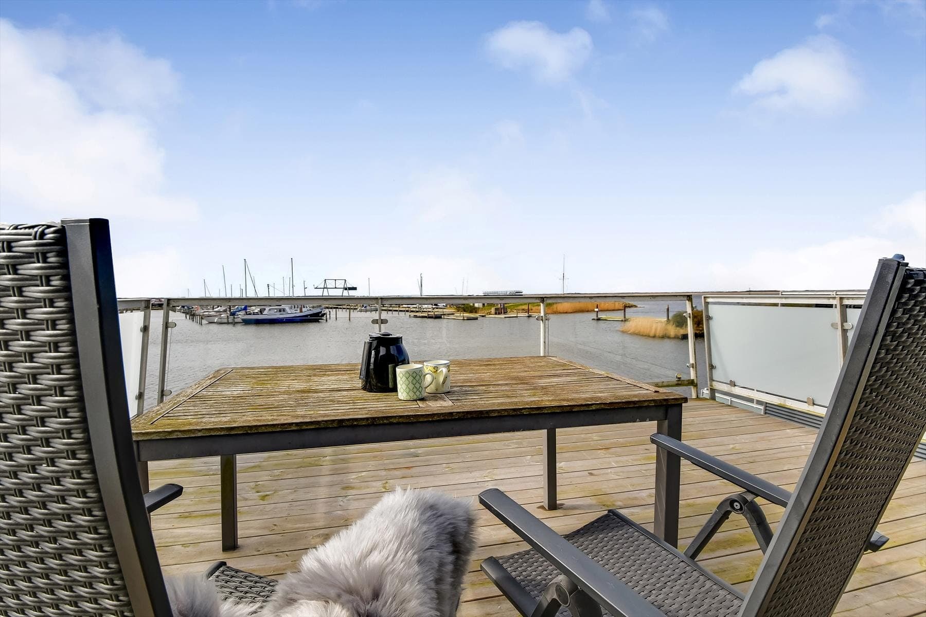 Moderne indrettet husbåd i Bork Havn – Bork Havn