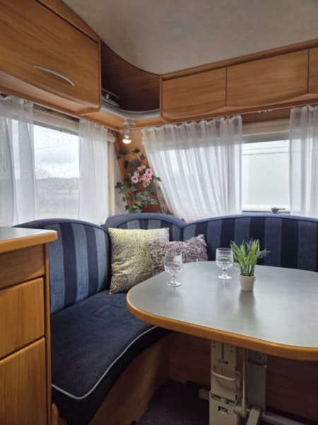 Katin, Adria-Matkailuvaunu – RIIHIMÄKI