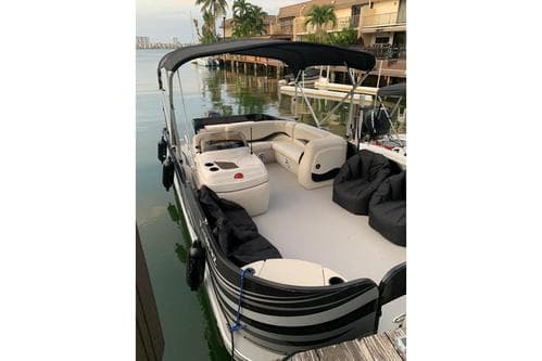 Pontoon boat 21 ft – North Miami Beach